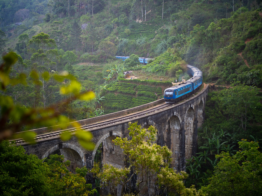 A blue train on the Nine Arch Bridge at Ella