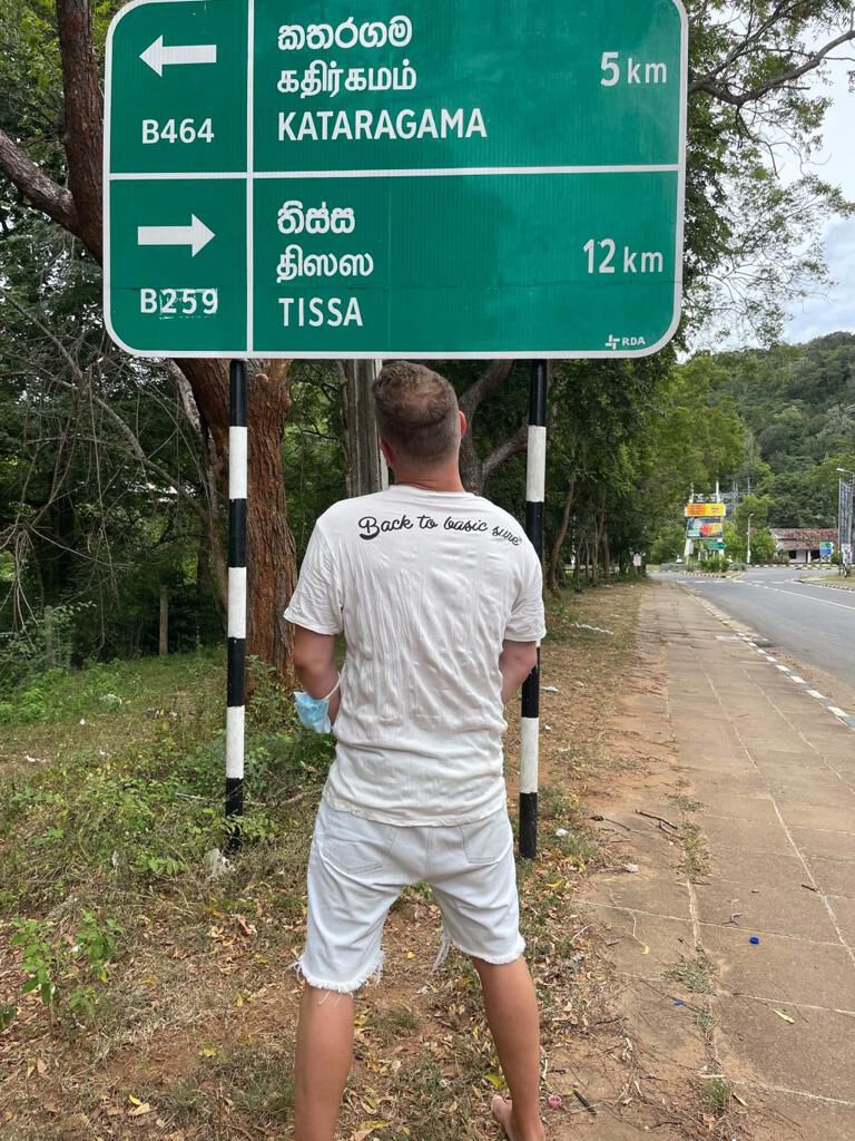 At the roadside sign for Tissa